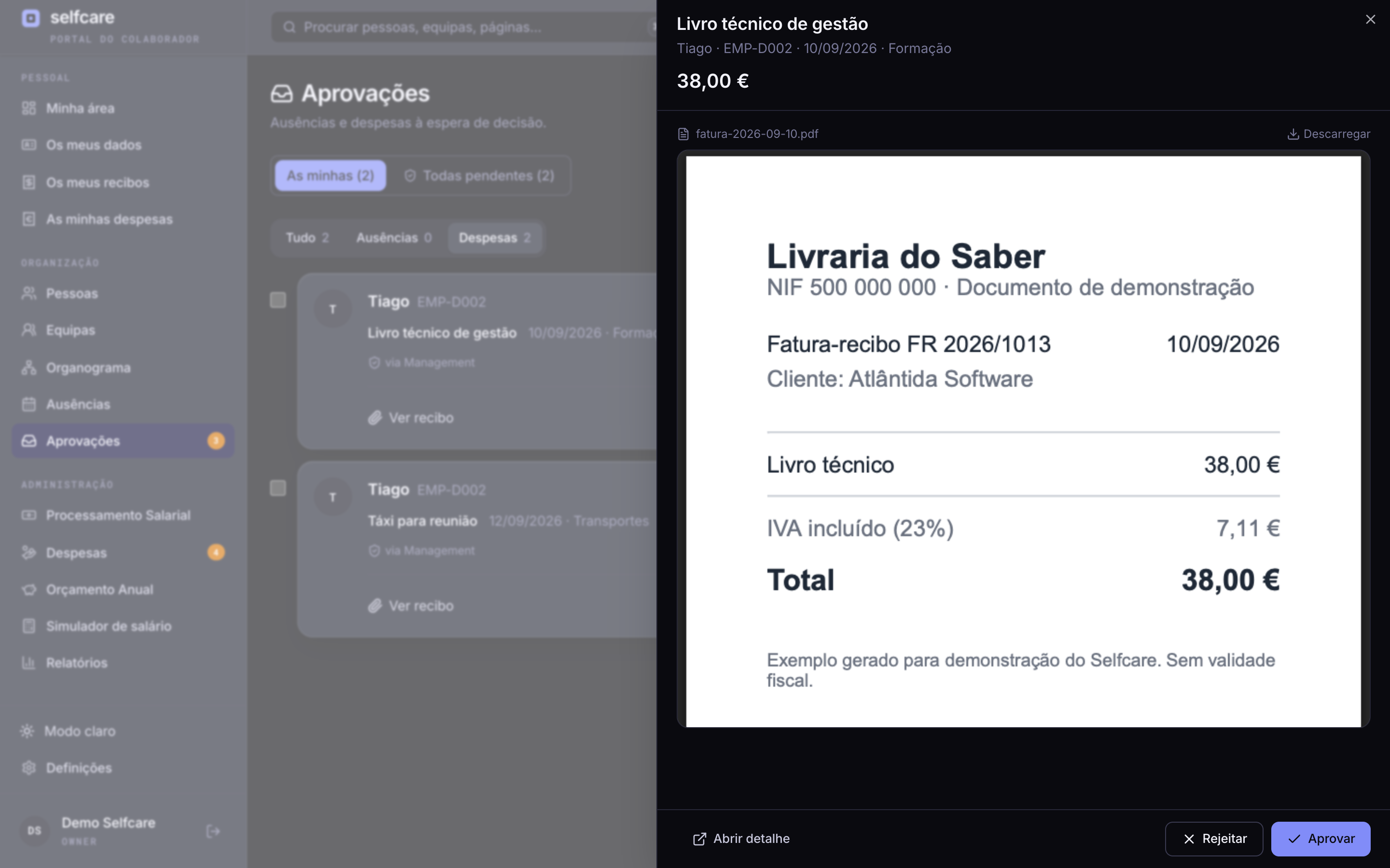 Caixa de Aprovações do Selfcare filtrada em despesas, com a fatura aberta num painel lateral e os botões aprovar e rejeitar