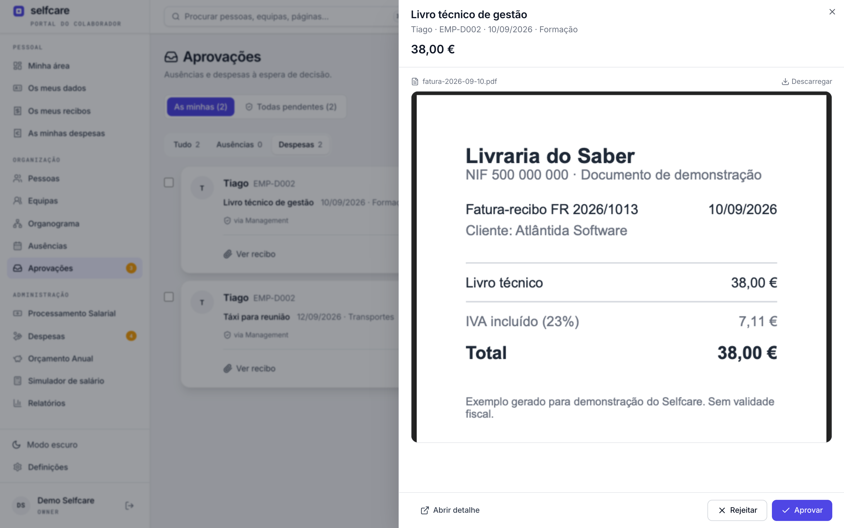 Caixa de Aprovações do Selfcare filtrada em despesas, com a fatura aberta num painel lateral e os botões aprovar e rejeitar