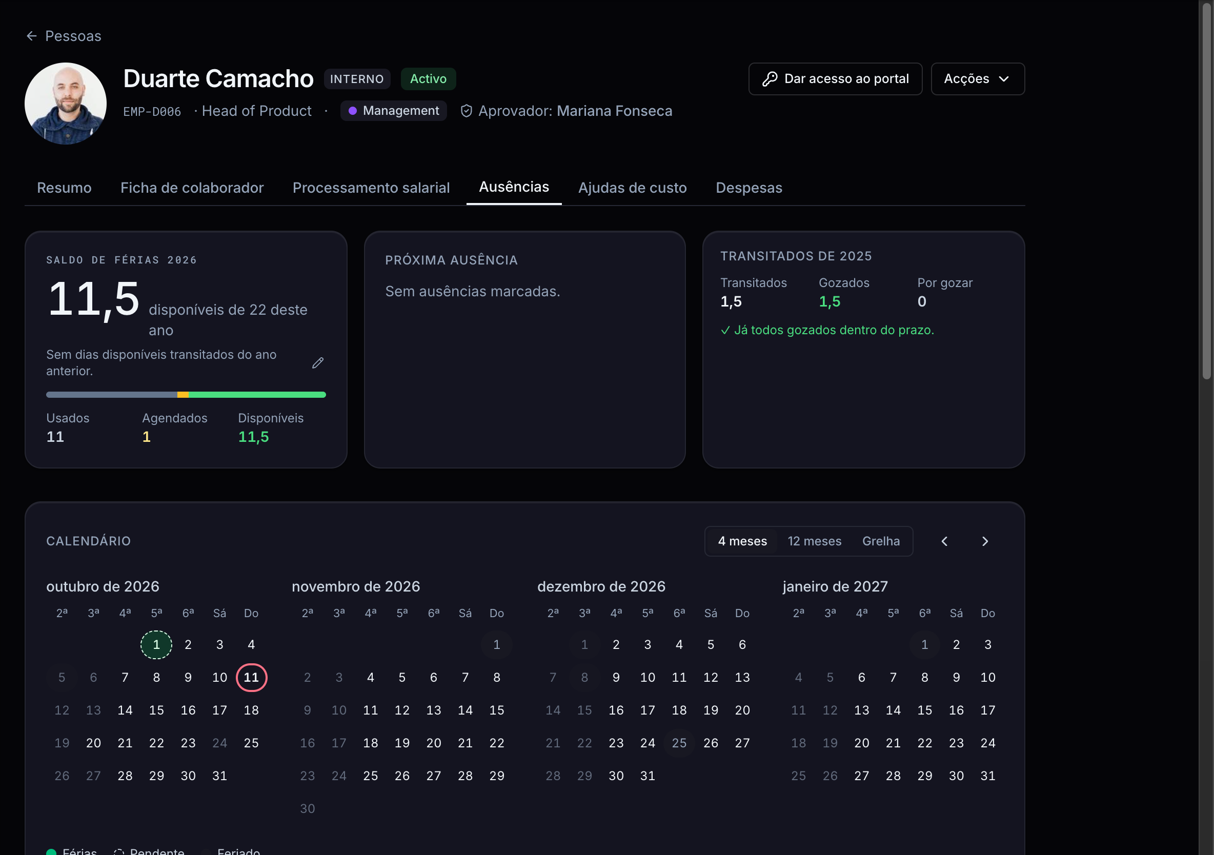 Calendário de quatro meses de um colaborador com escala de quarta a domingo: a segunda e a terça esbatidas como dias de descanso, o sábado e o domingo como dias de trabalho