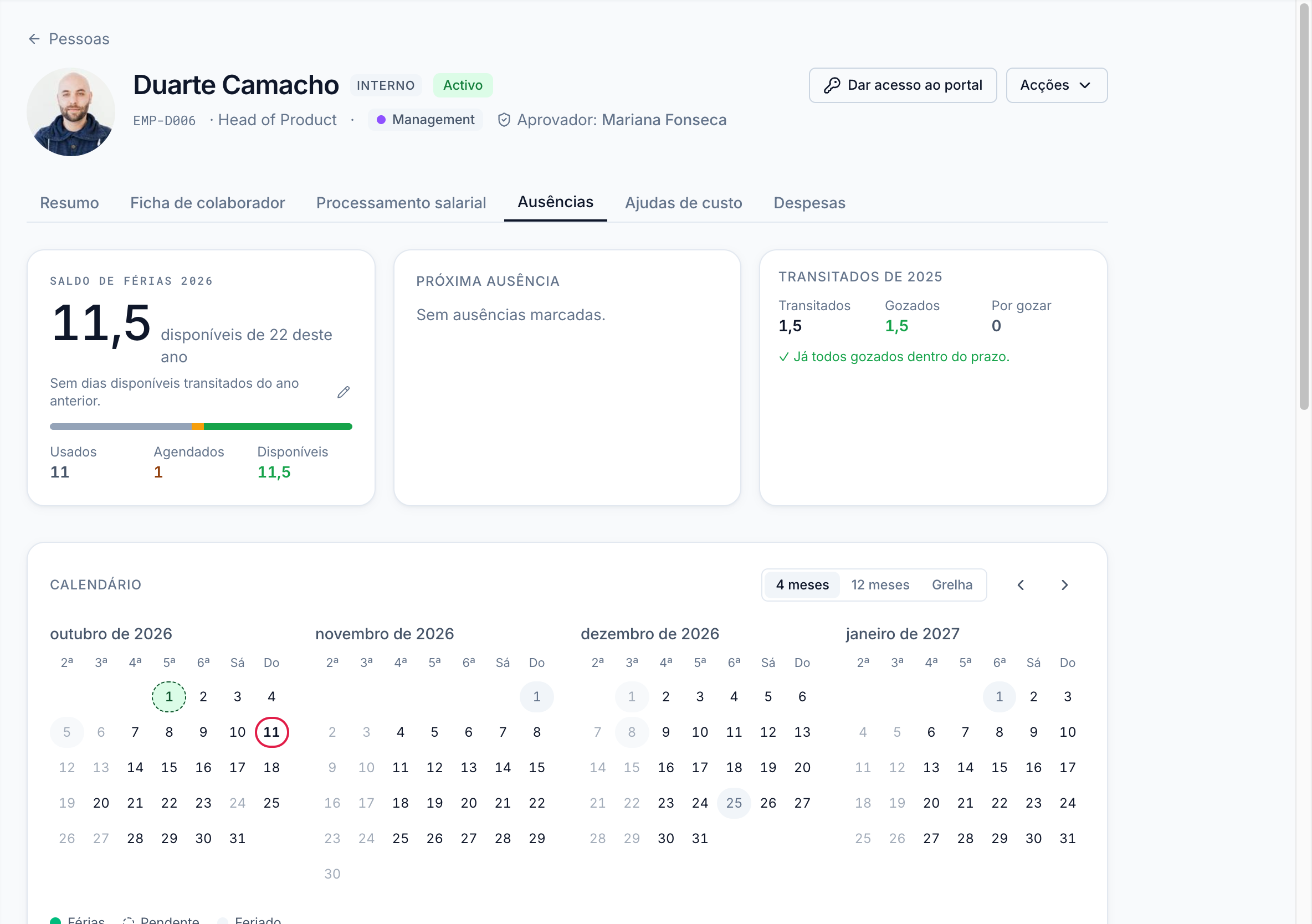 Calendário de quatro meses de um colaborador com escala de quarta a domingo: a segunda e a terça esbatidas como dias de descanso, o sábado e o domingo como dias de trabalho